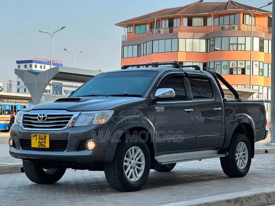 Toyota Hilux 2015 Gray