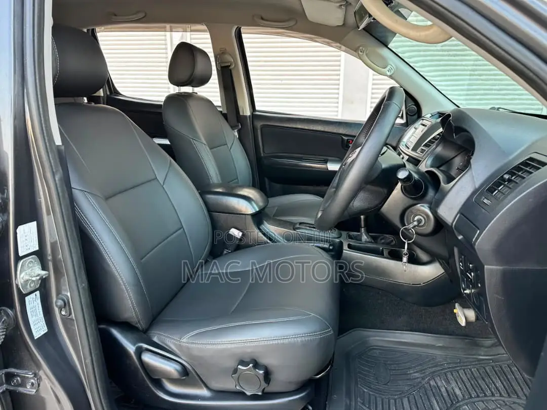 Toyota Hilux 2015 Gray