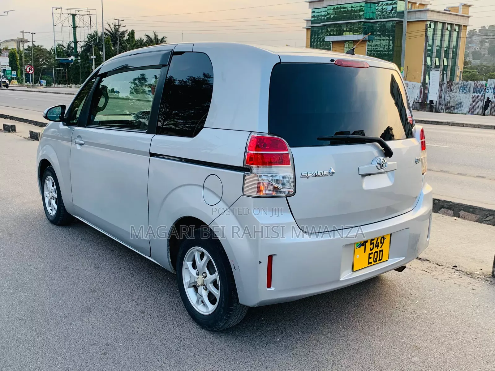 Toyota Spade 2014 Silver