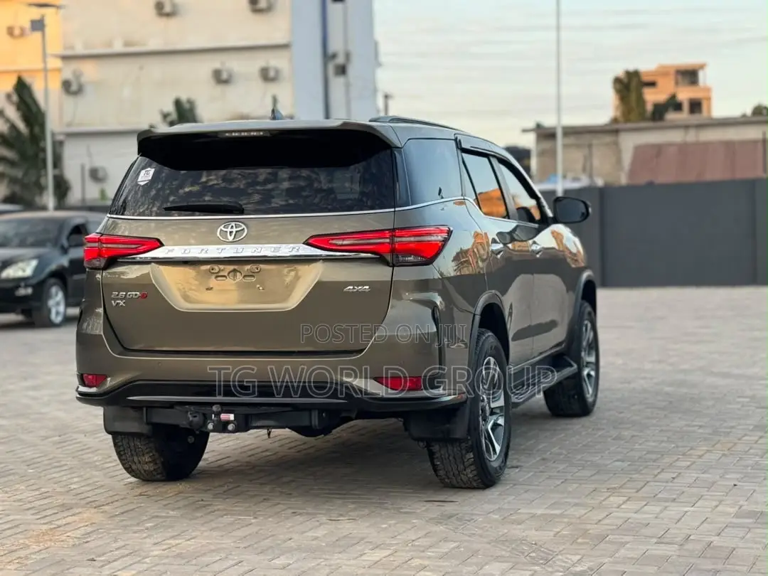 Toyota Fortuner 2.8 D AWD 2023 Beige
