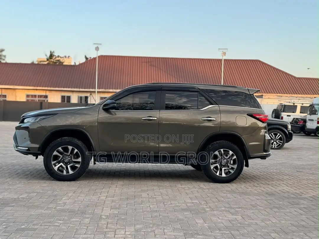 Toyota Fortuner 2.8 D AWD 2023 Beige