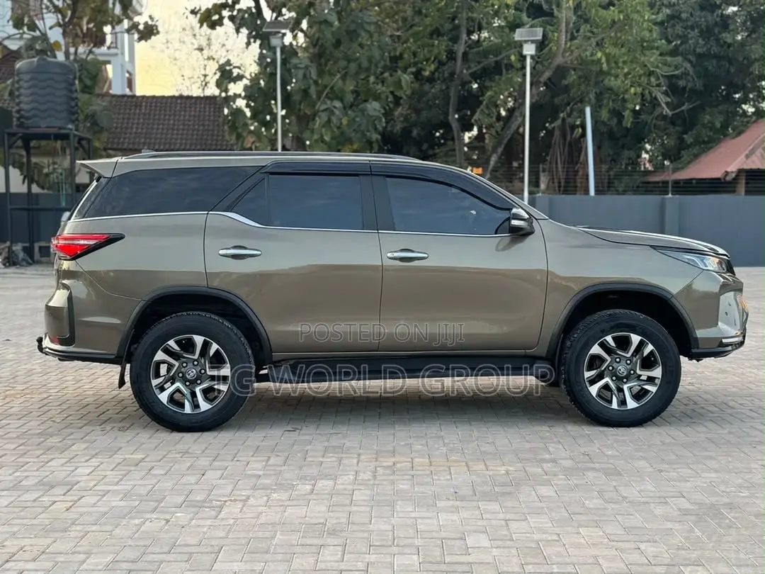 Toyota Fortuner 2.8 D AWD 2023 Beige