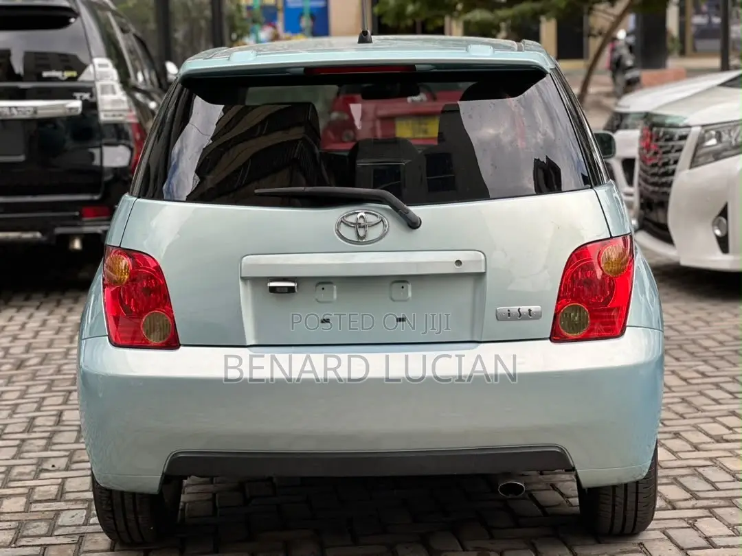 Toyota IST 2004