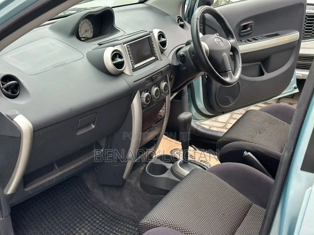 Toyota IST 2004