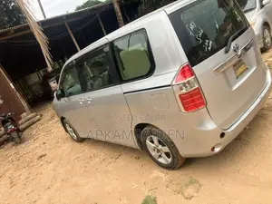 Toyota Noah 2009 Gray