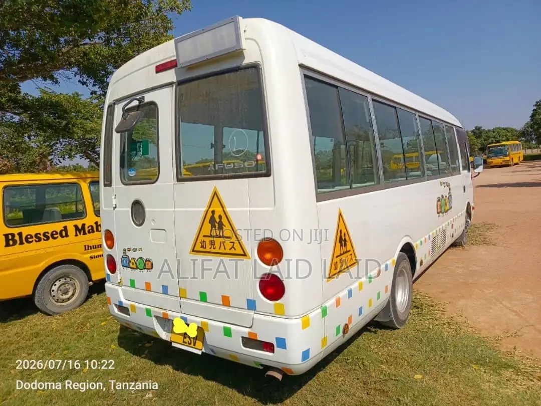 Mitsubishi Fuso Rosa 2000 White
