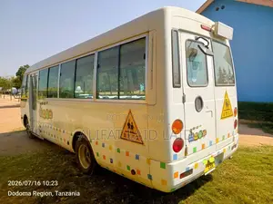 Mitsubishi Fuso Rosa 2000 White