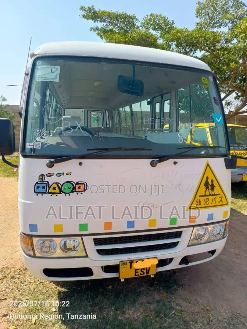 Mitsubishi Fuso Rosa 2000 White