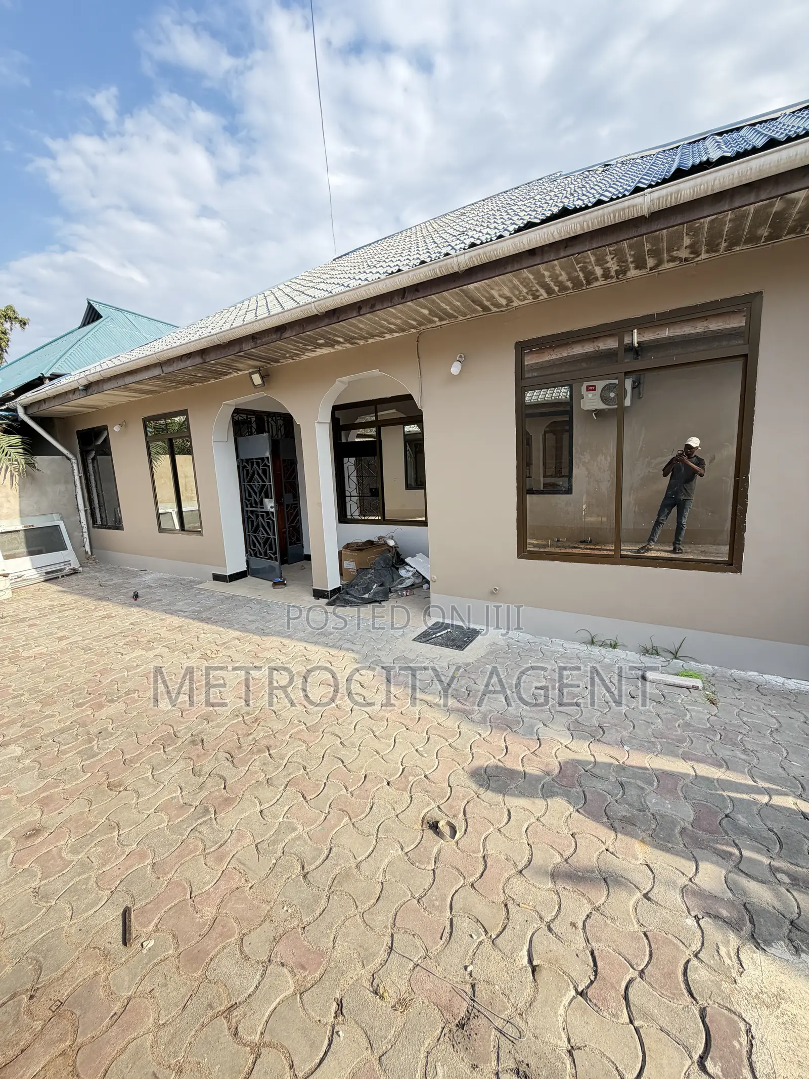 3bdrm House in Metro Estate for rent