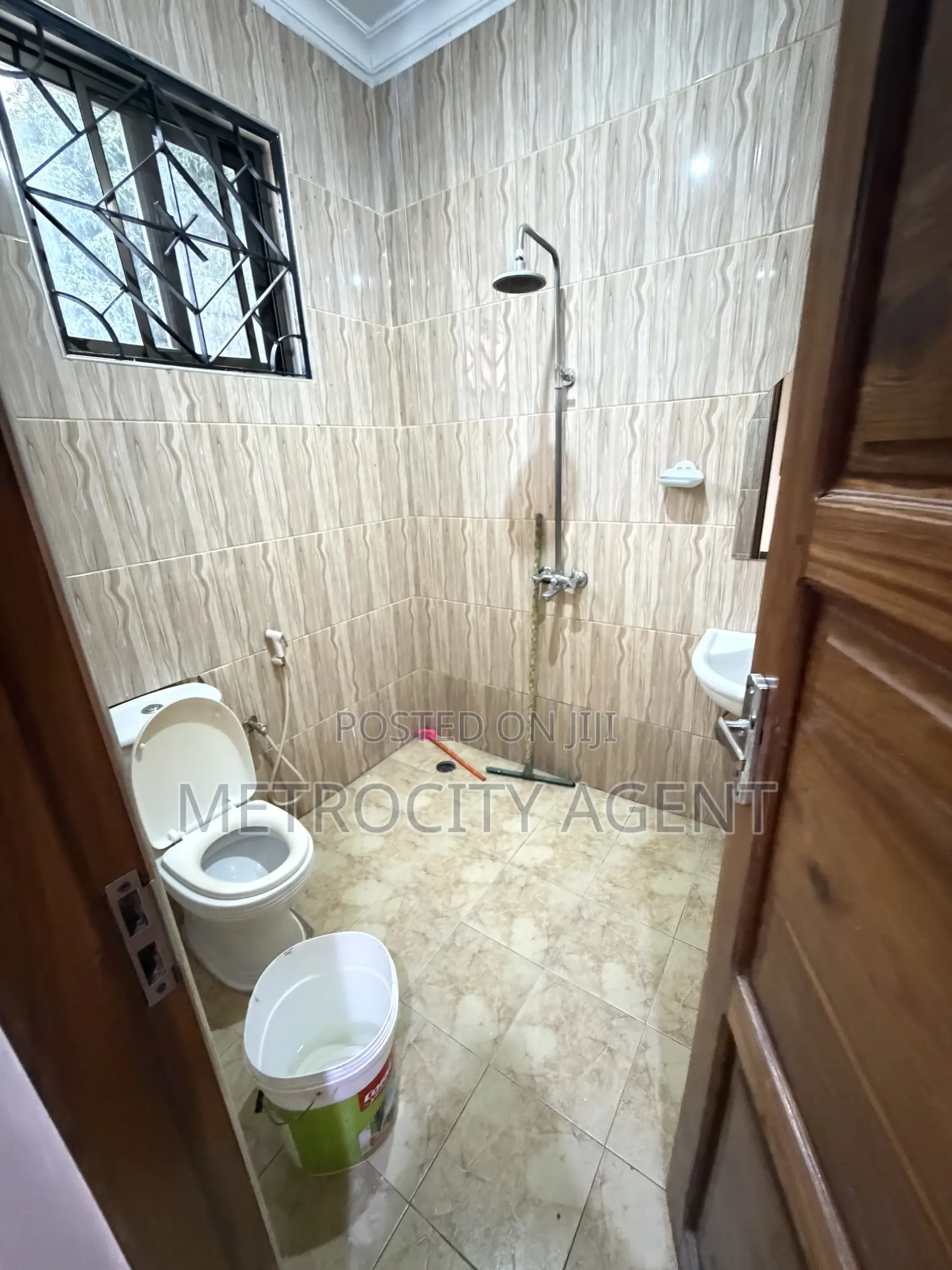3bdrm House in Metro Estate for rent