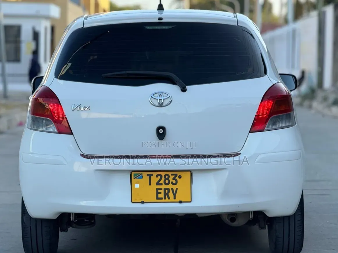 Toyota Vitz 2009 White