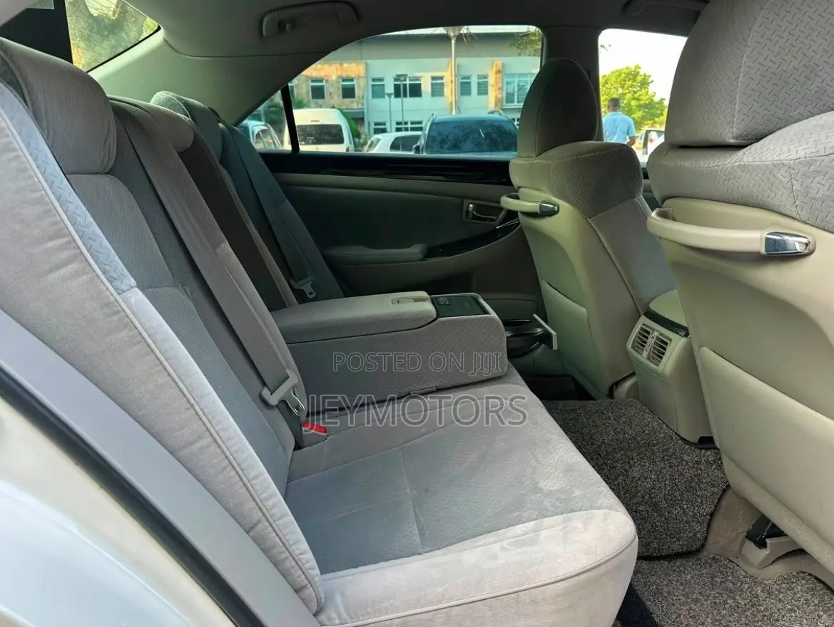 Toyota Crown 2006 White