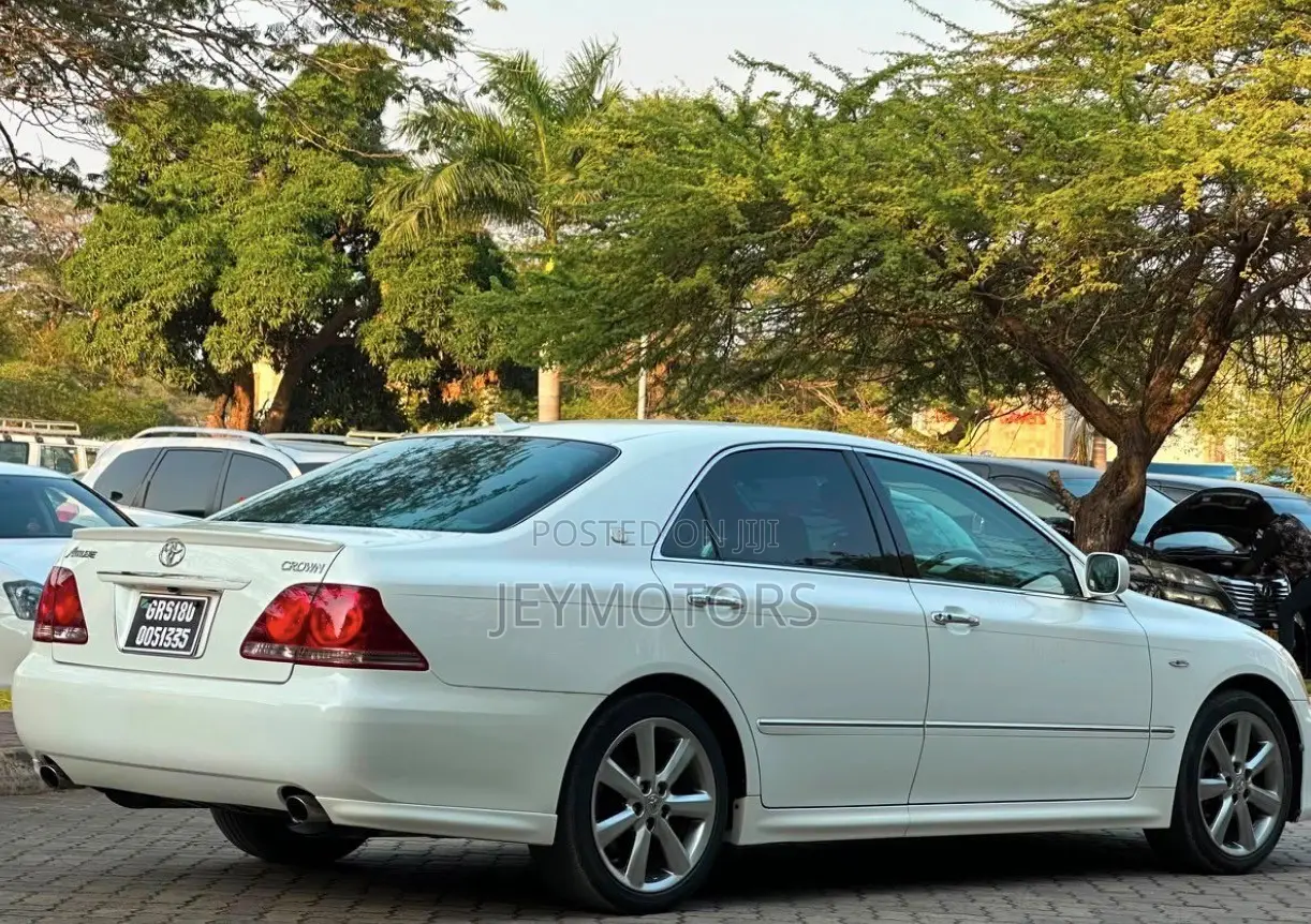 Toyota Crown 2006 White
