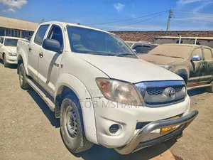 Toyota Hilux 2010 White