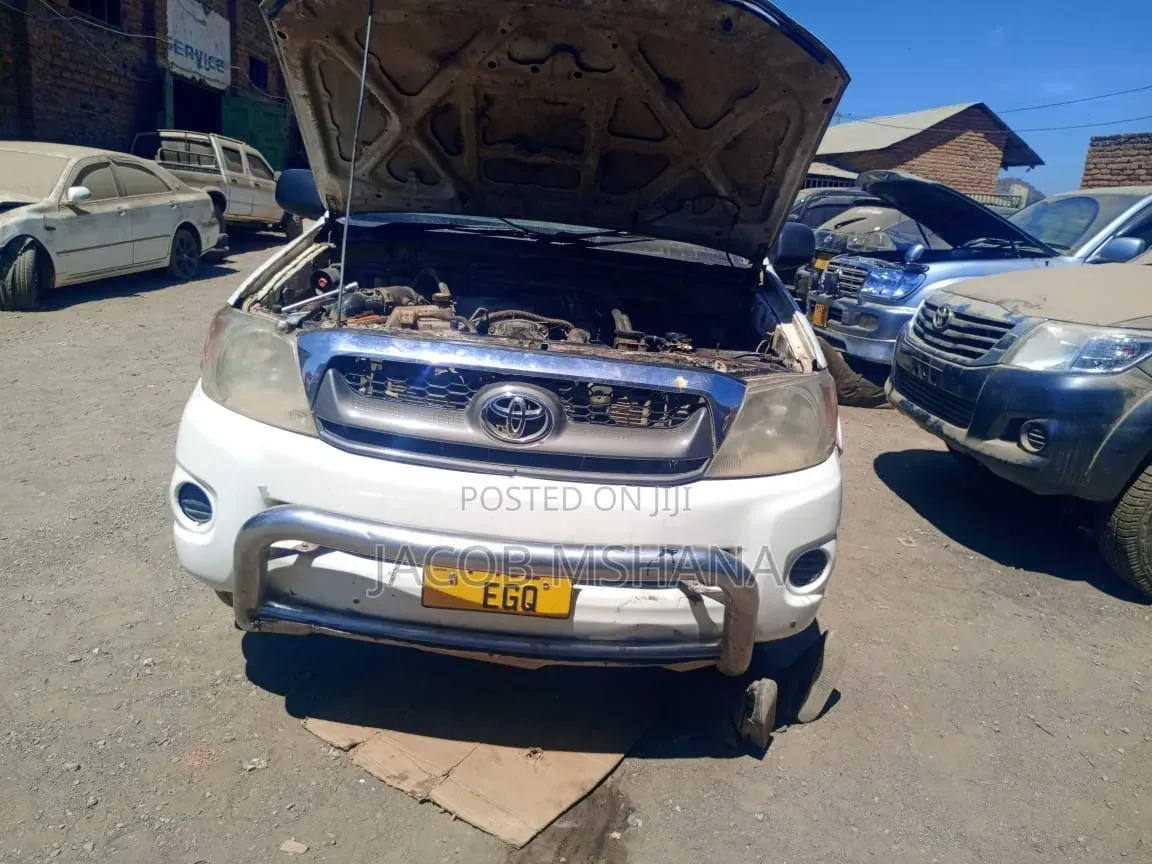 Toyota Hilux 2010 White