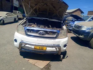 Toyota Hilux 2010 White