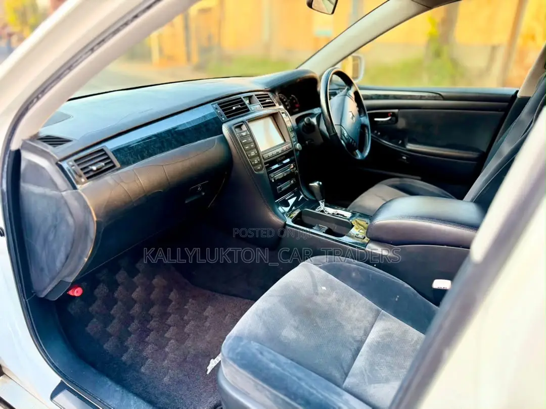 Toyota Crown 2006 White