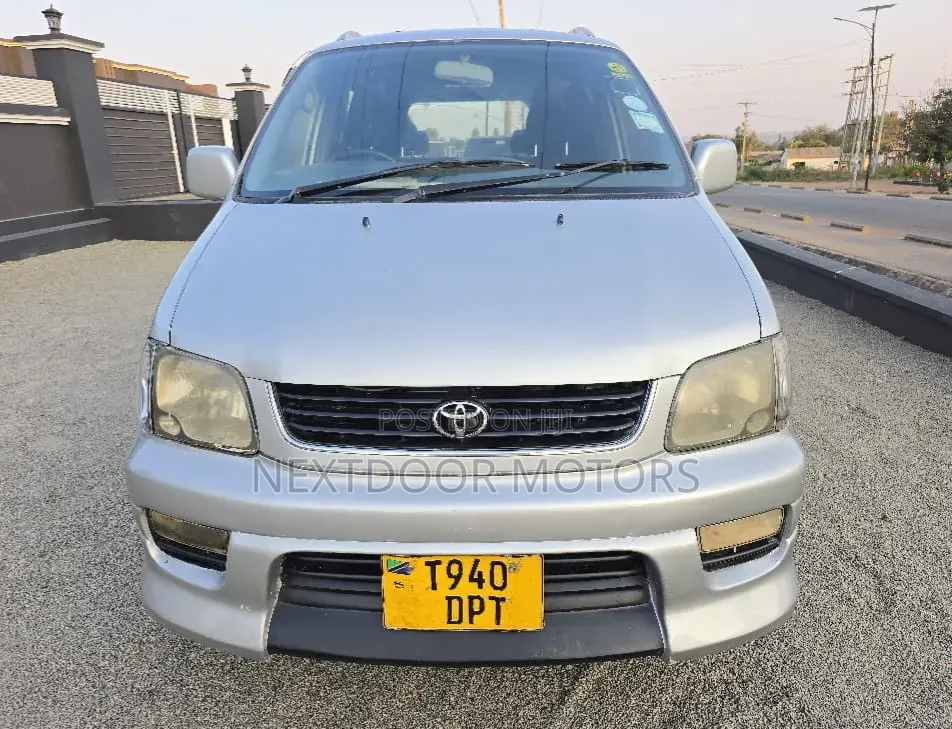 Toyota Noah 2004 Silver