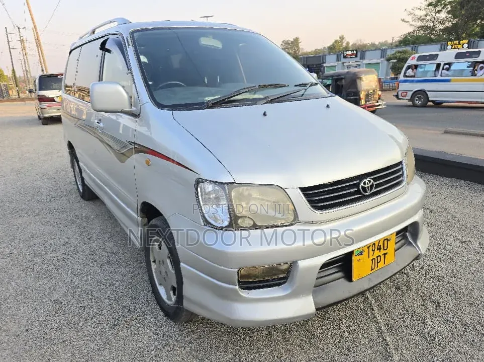 Toyota Noah 2004 Silver
