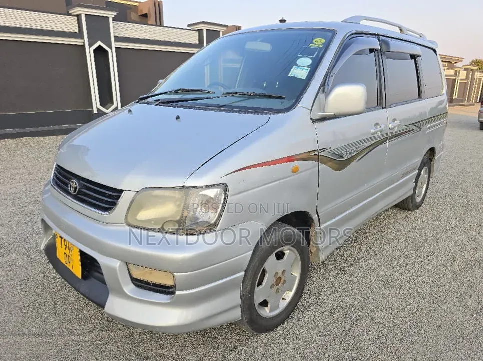 Toyota Noah 2004 Silver