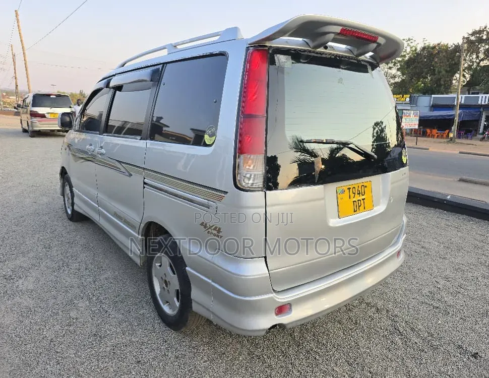 Toyota Noah 2004 Silver