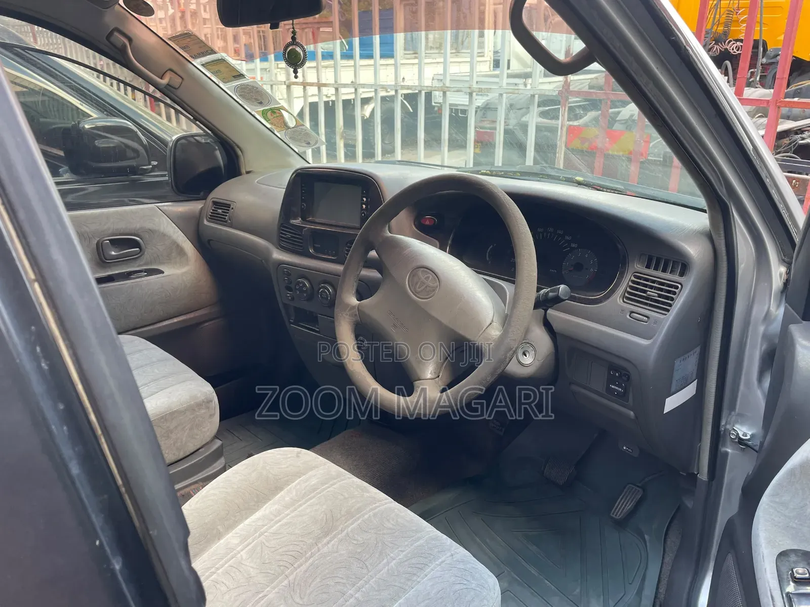 Toyota Noah 2001 Silver