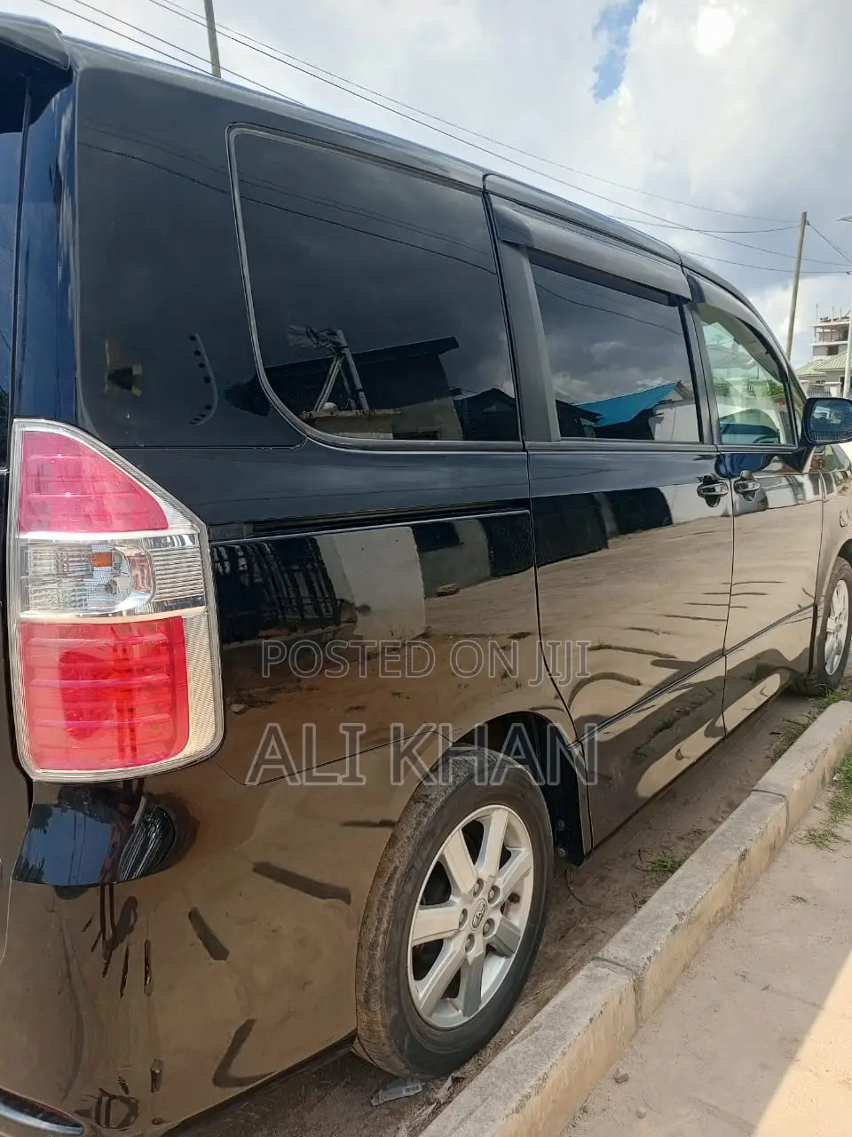Toyota Noah 2.0 143hp FWD (7 Seater) 2009 Black