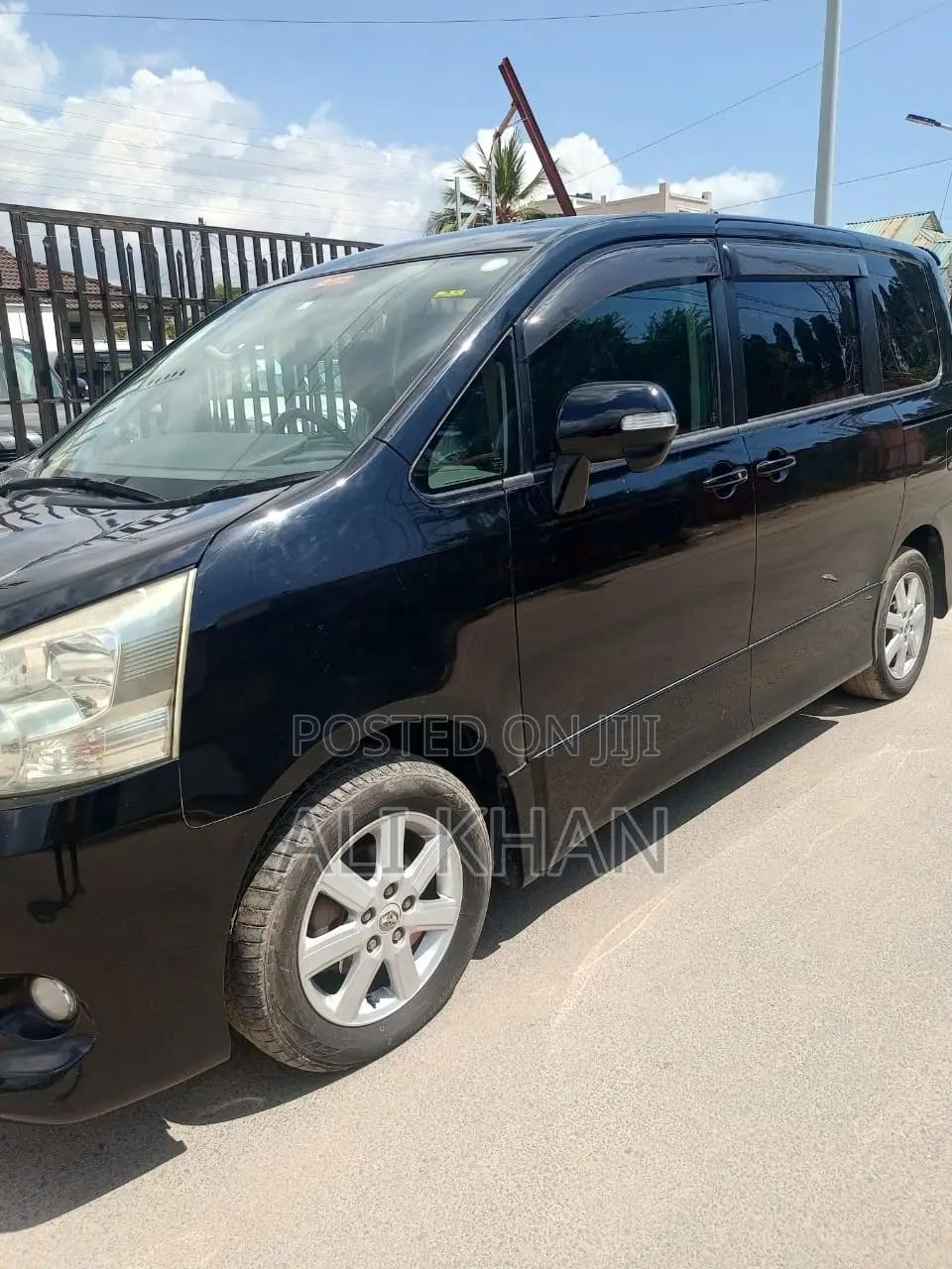 Toyota Noah 2.0 143hp FWD (7 Seater) 2009 Black