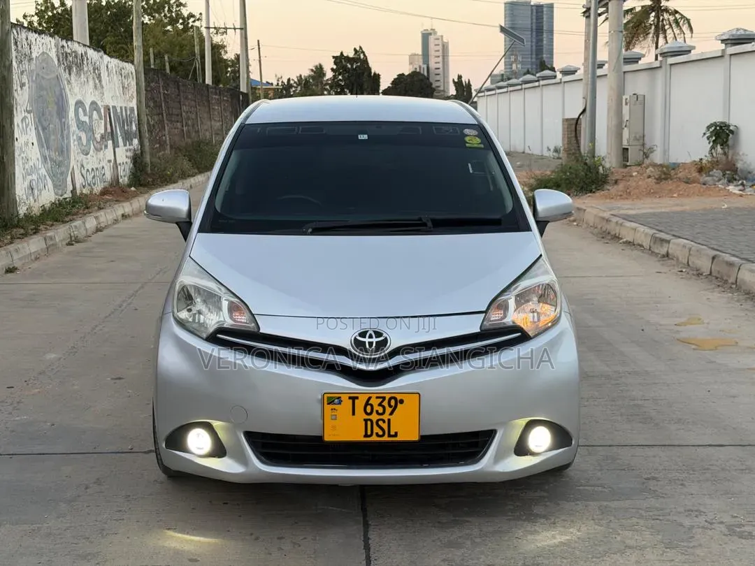 Toyota Ractis 2010 Silver