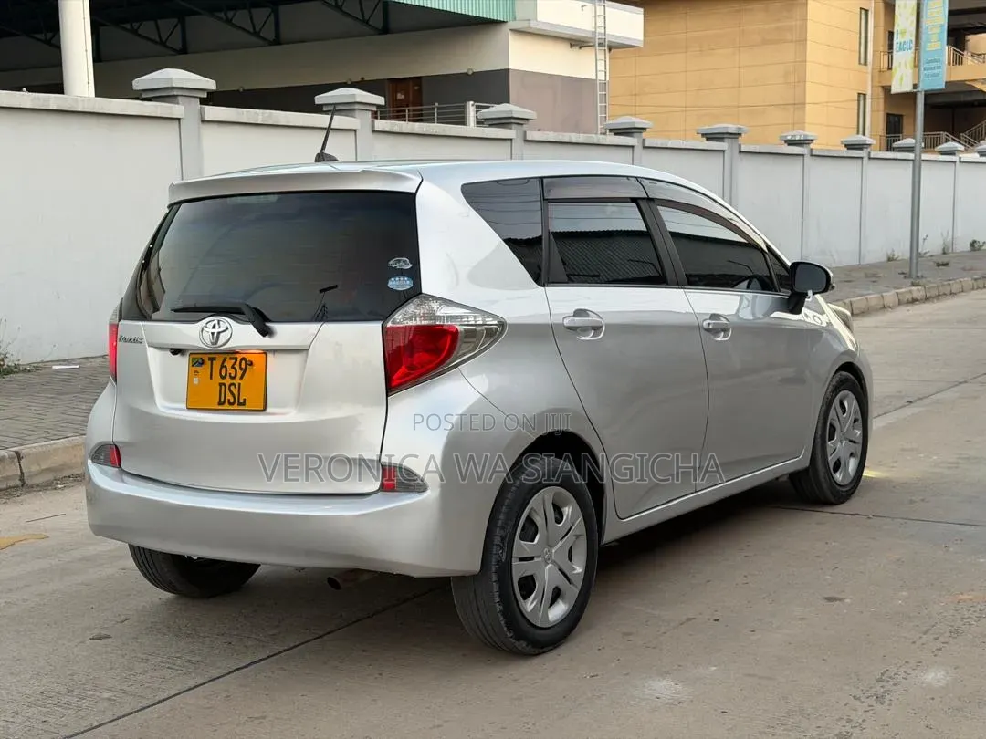 Toyota Ractis 2010 Silver