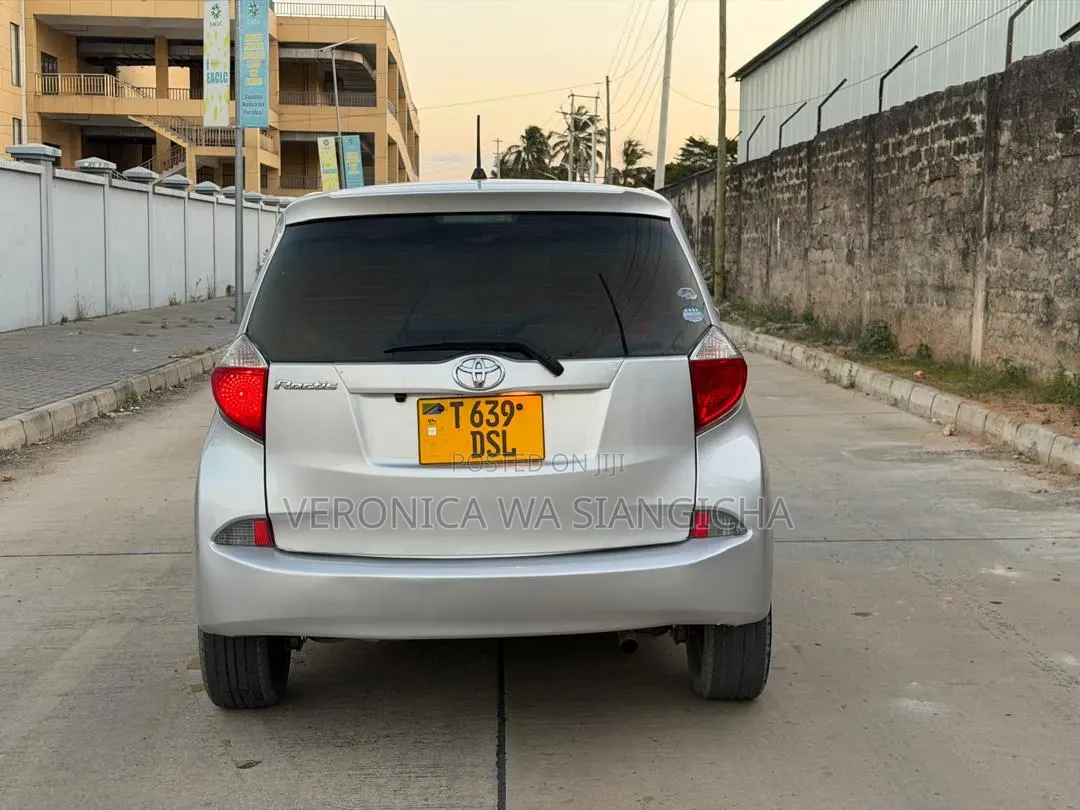 Toyota Ractis 2010 Silver