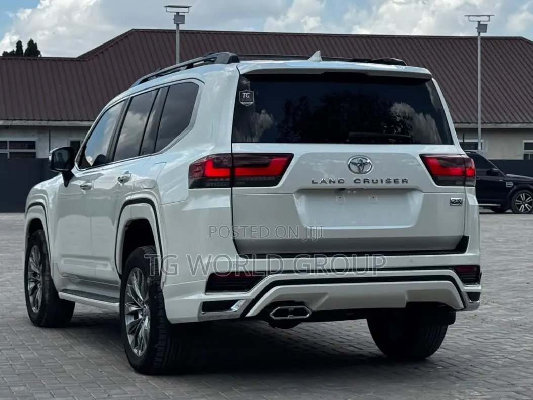 Toyota Land Cruiser LC300 2024 White