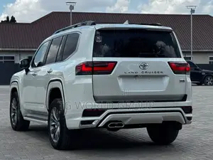 Toyota Land Cruiser LC300 2024 White