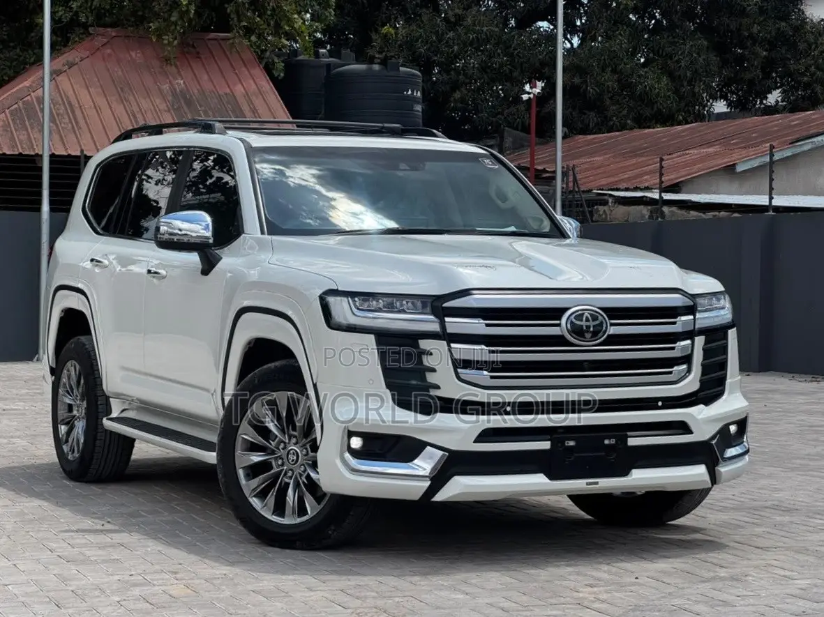 Toyota Land Cruiser LC300 2024 White