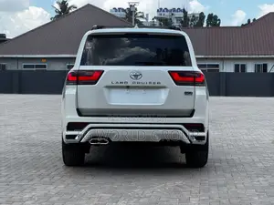 Toyota Land Cruiser LC300 2024 White