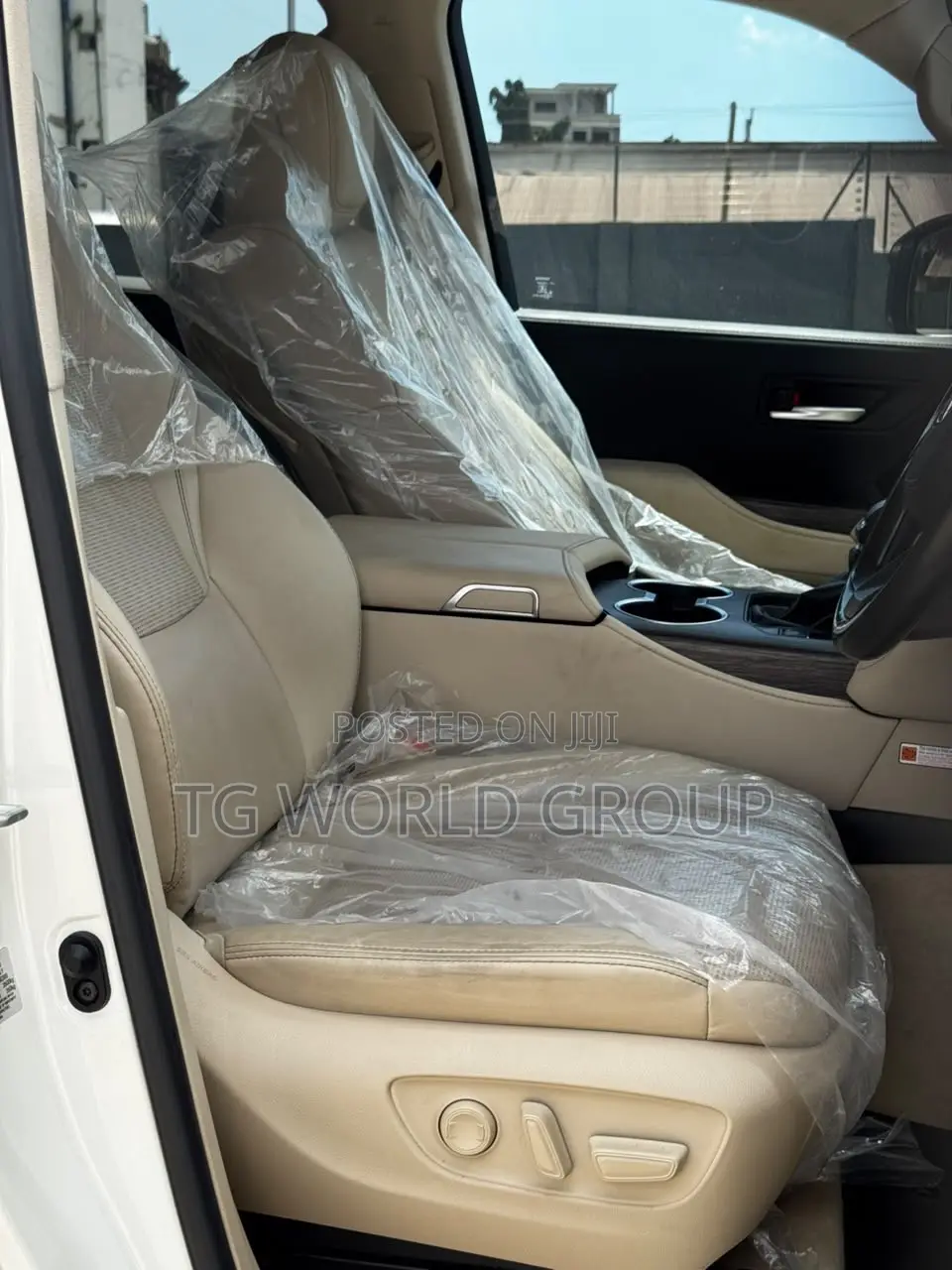 Toyota Land Cruiser LC300 2024 White