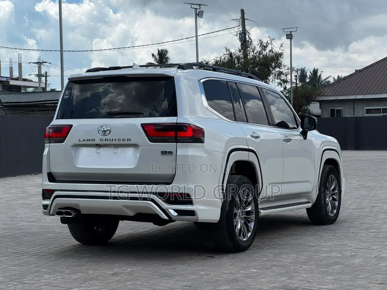 Toyota Land Cruiser LC300 2024 White