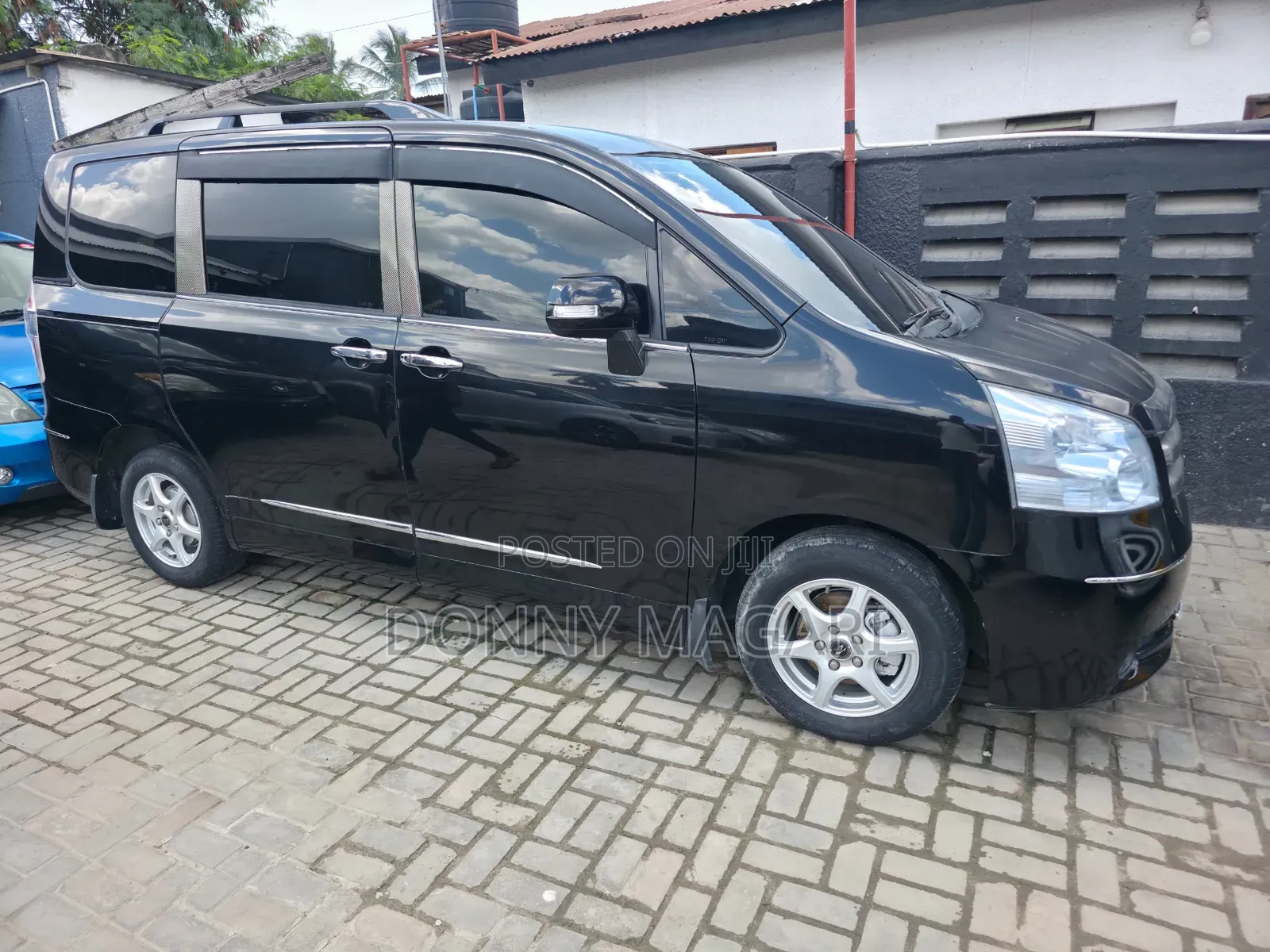 Toyota Noah 2012 Black