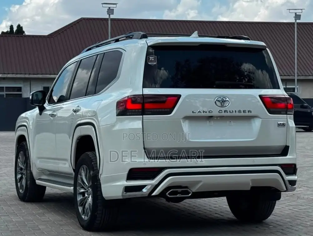 Toyota Land Cruiser LC300 2024 White