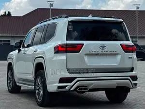 Toyota Land Cruiser LC300 2024 White