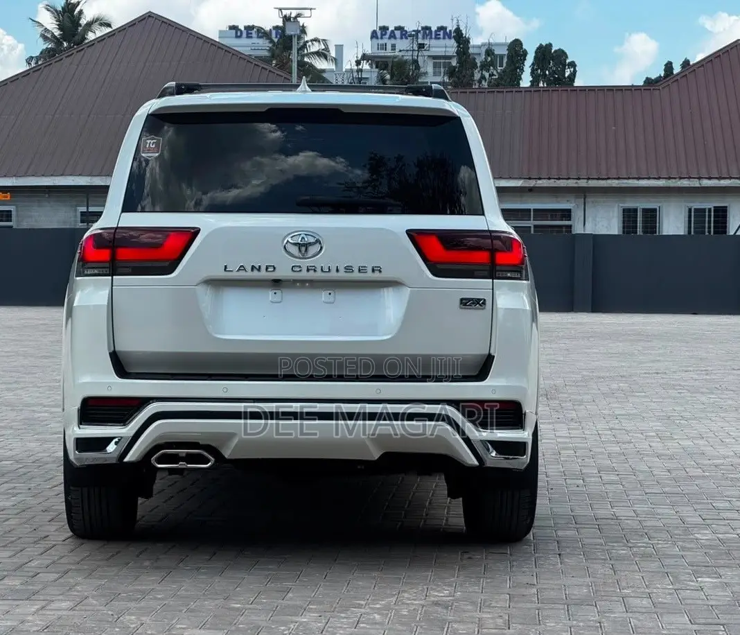 Toyota Land Cruiser LC300 2024 White