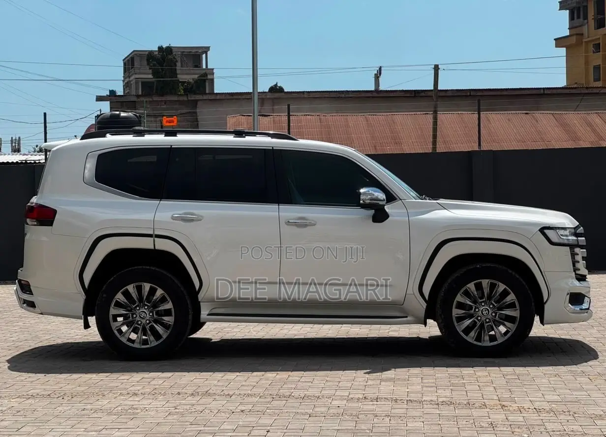 Toyota Land Cruiser LC300 2024 White