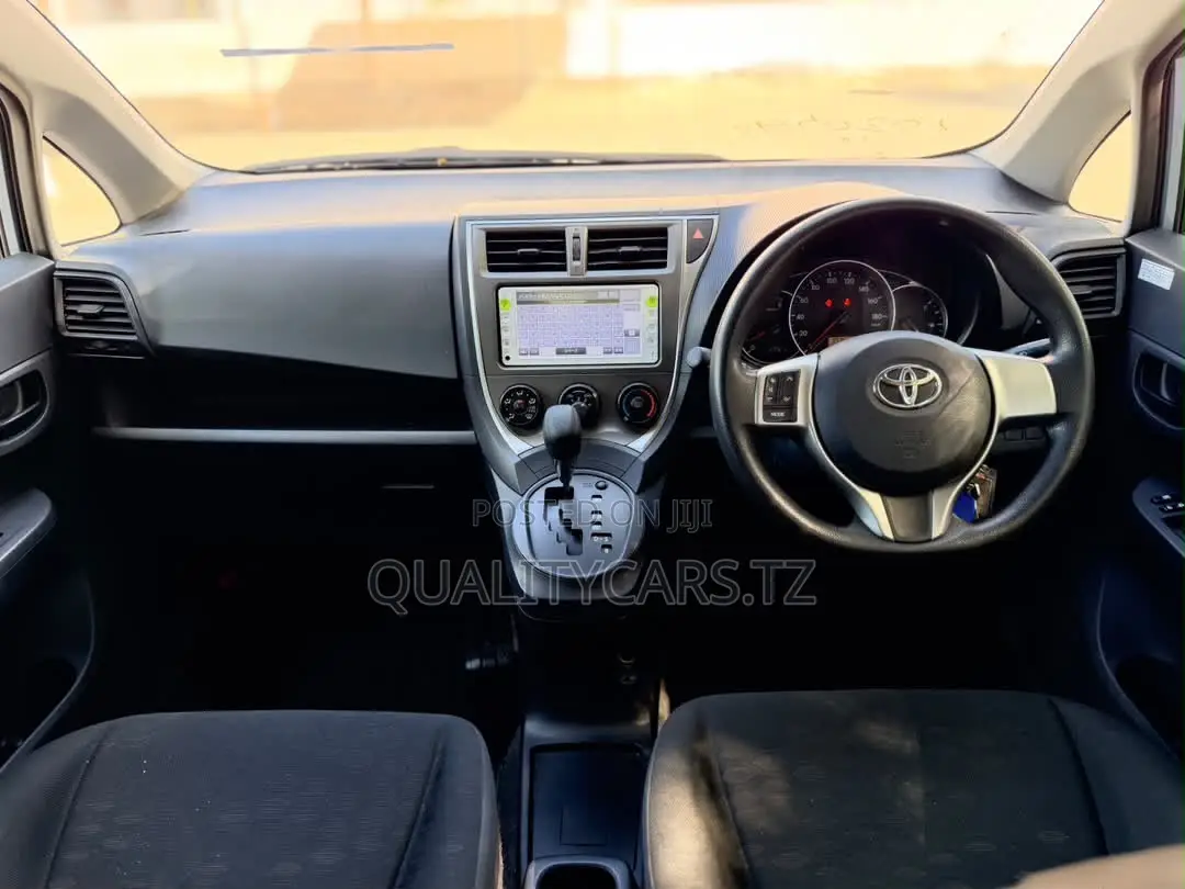 Toyota Ractis 2011 Blue