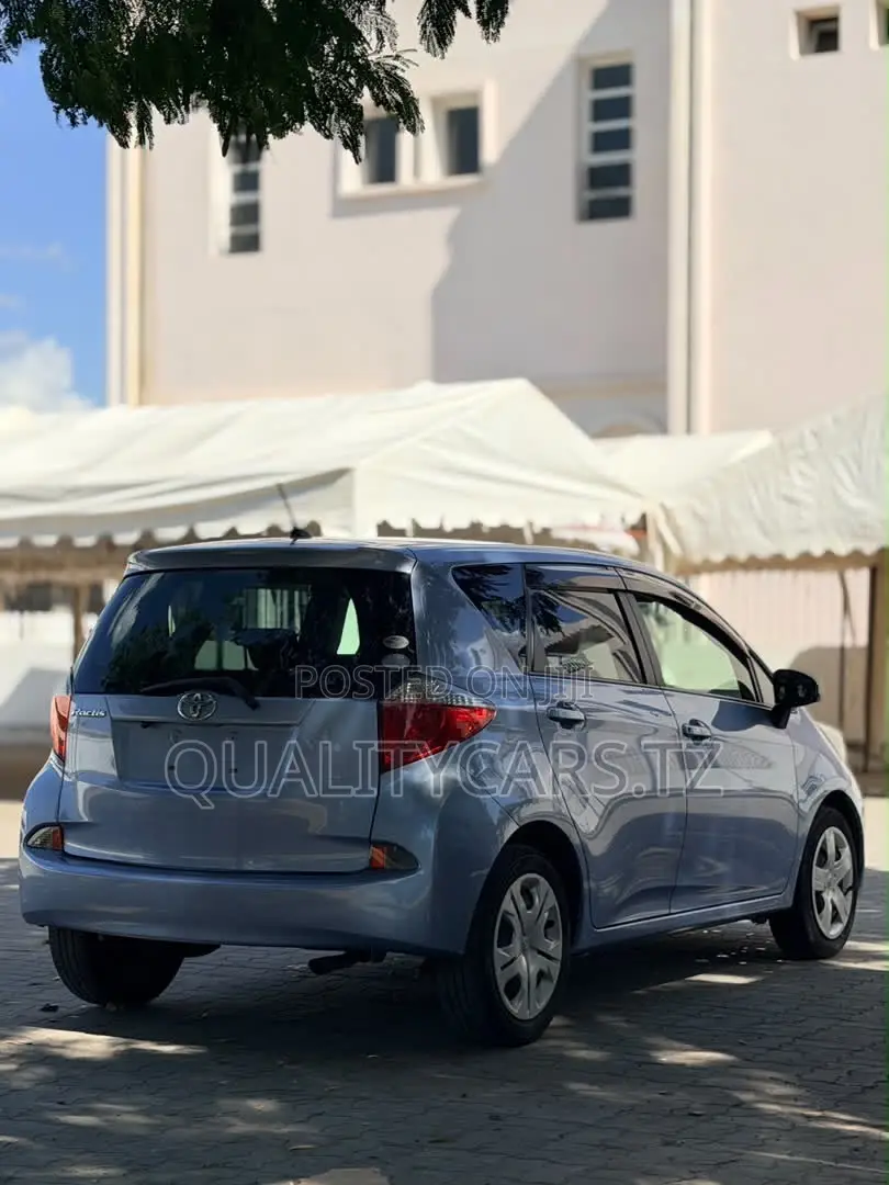 Toyota Ractis 2011 Blue