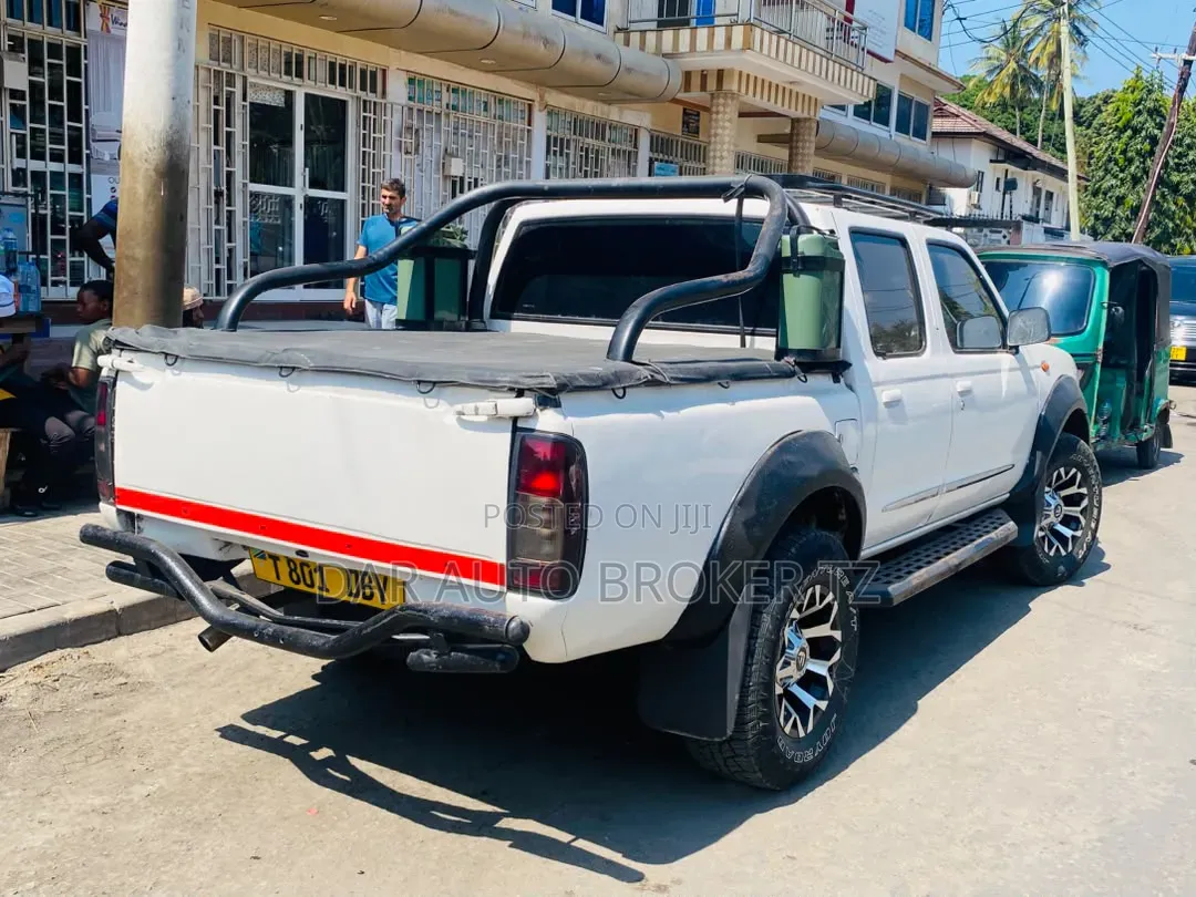 Nissan Hardbody 2001 White
