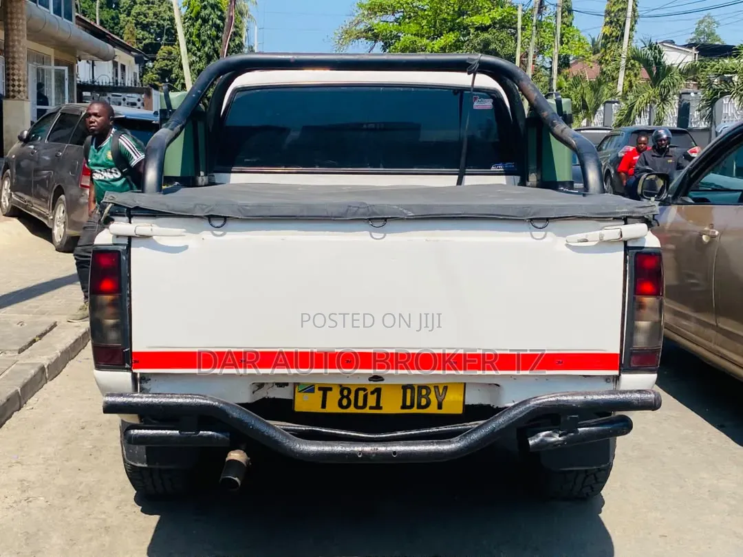 Nissan Hardbody 2001 White