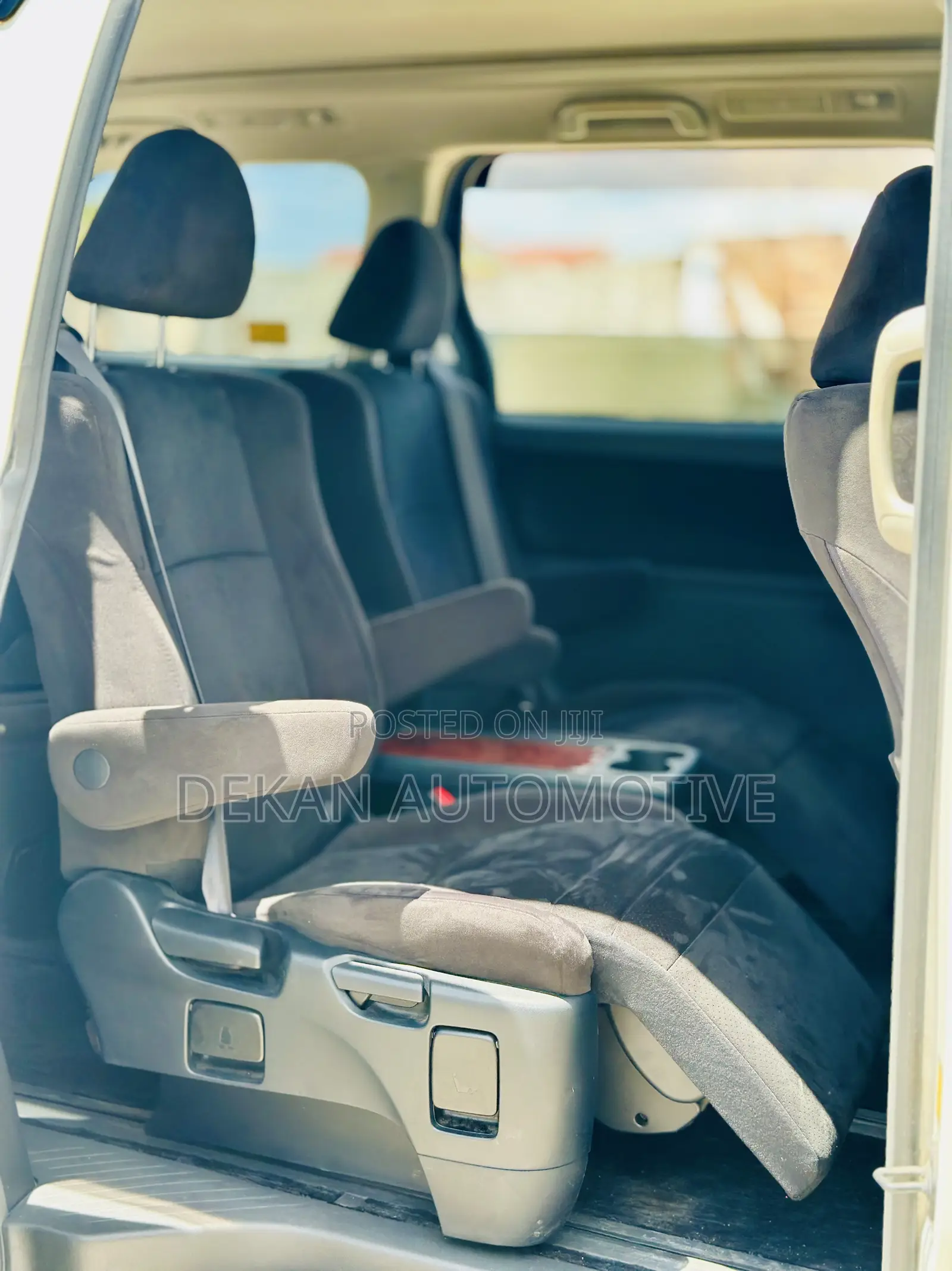 Toyota Vellfire V 2.4 FWD 7-Seater 2010 White