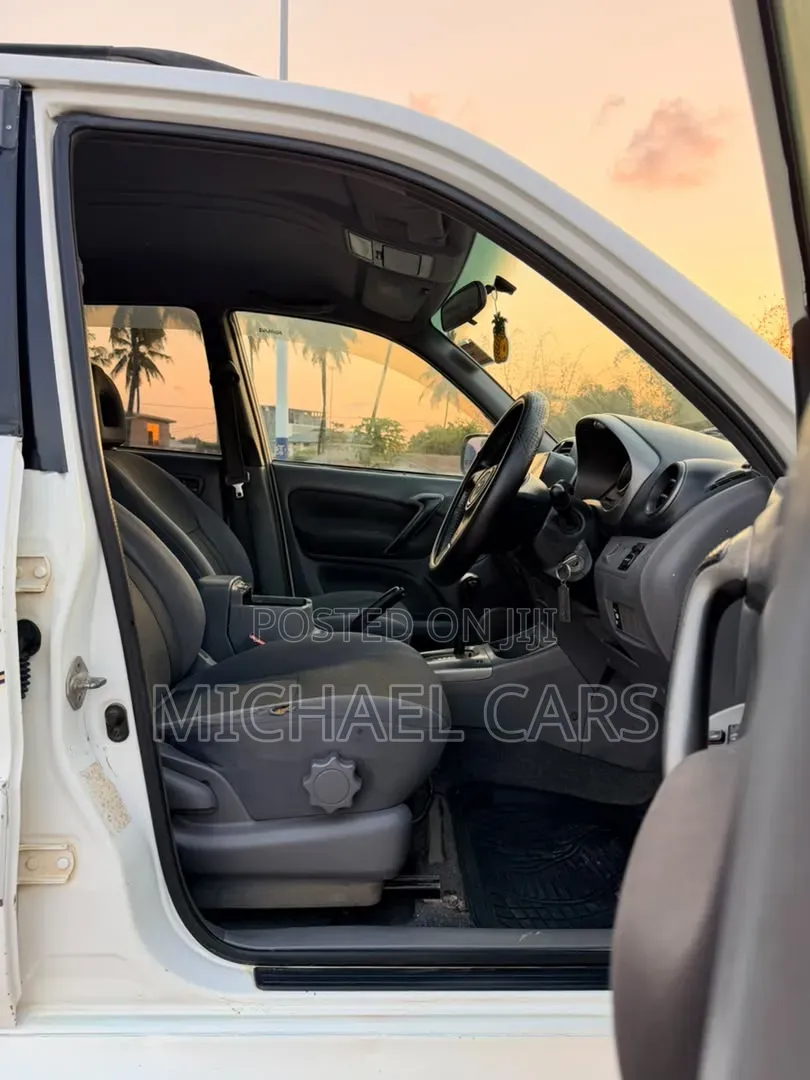 Toyota RAV4 Automatic 2003 White