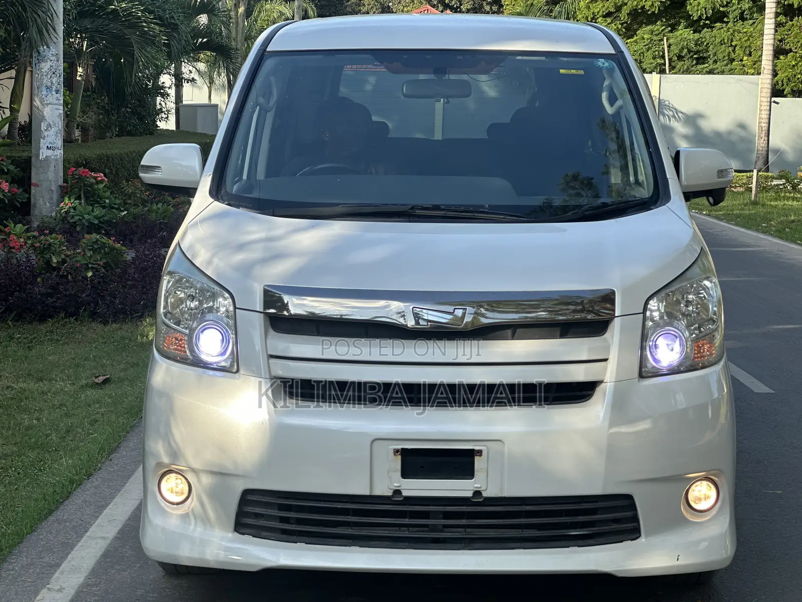 Toyota Noah 2009 White