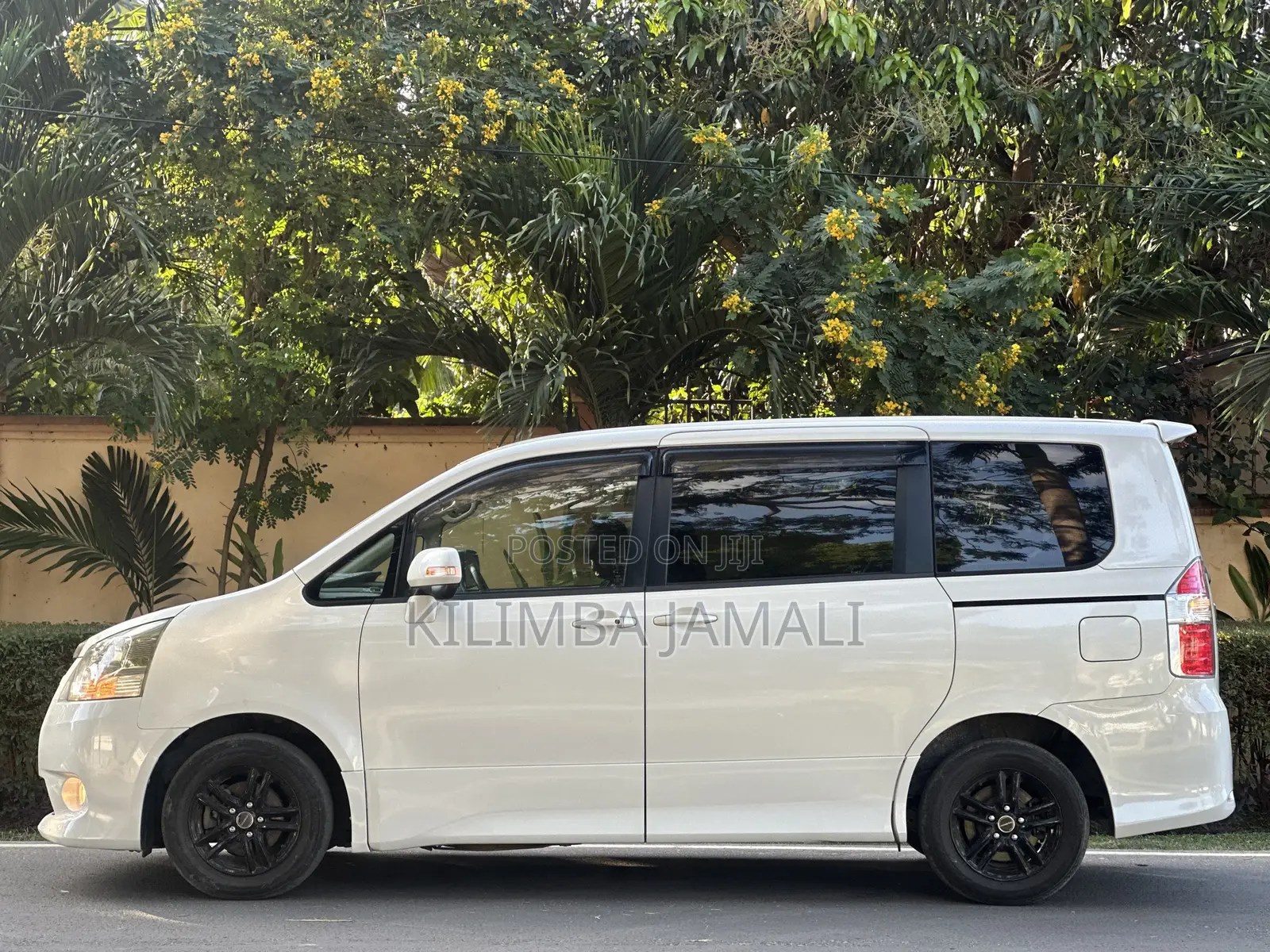 Toyota Noah 2009 White